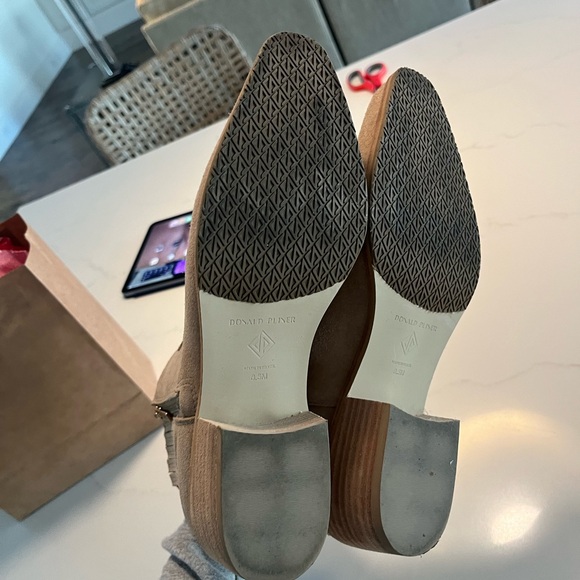 Donald Pliner size 8.5 tan ankle boots with gold hardware - Picture 4 of 6